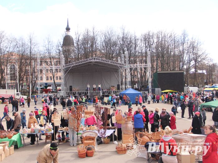 В Великих Луках проходит Весенняя ярмарка