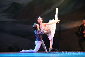 Московский театр «Корона Русского Балета» представил великолучанам балет «Лебединое озеро»