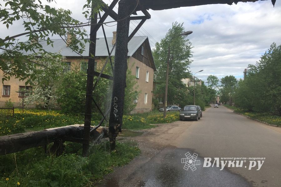 ФОТОФАКТ: На Дружбе прорвало трубу 