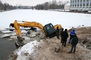 Падение экскаватора в воду рабочие назвали «штатной ситуацией»