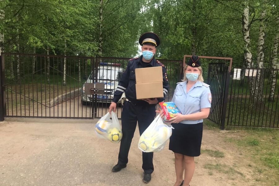 Полицейские поздравили детей в Великолукском районе (ФОТО)