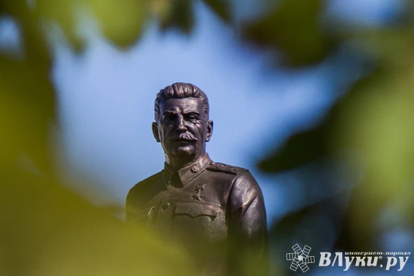 Прокуратура не выявила оснований для демонтажа памятника Сталину в Великих Луках
