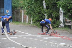 В Великих Луках прошли соревнования среди пожарных