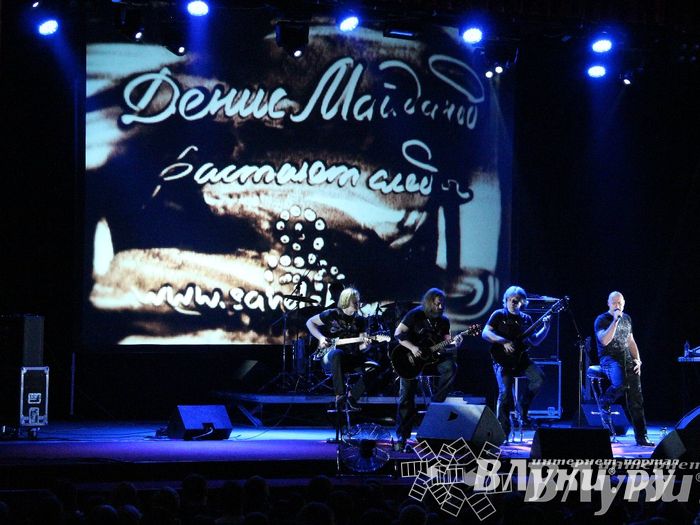 В Великих Луках состоялся концерт Дениса Майданова