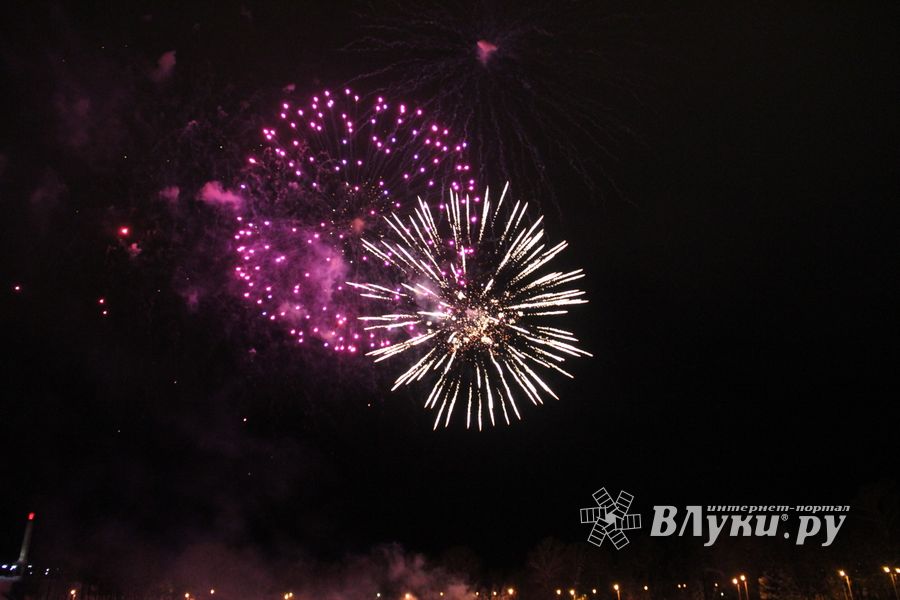 В Великих Луках зажглась новогодная ёлка (ФОТО)