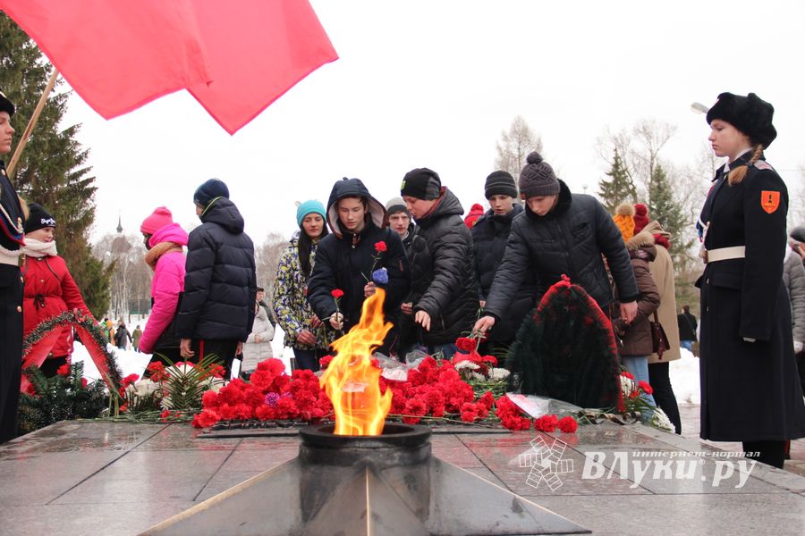 У Вечного огня в Великих Луках прошёл торжественный митинг (фото)