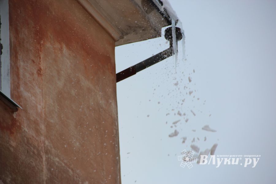 В Великих Луках чистят снег с крыш (ФОТО)