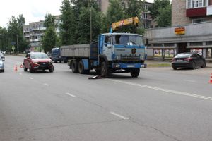 Легковушка и КамАЗ столкнулись в Великих Луках (ФОТО)