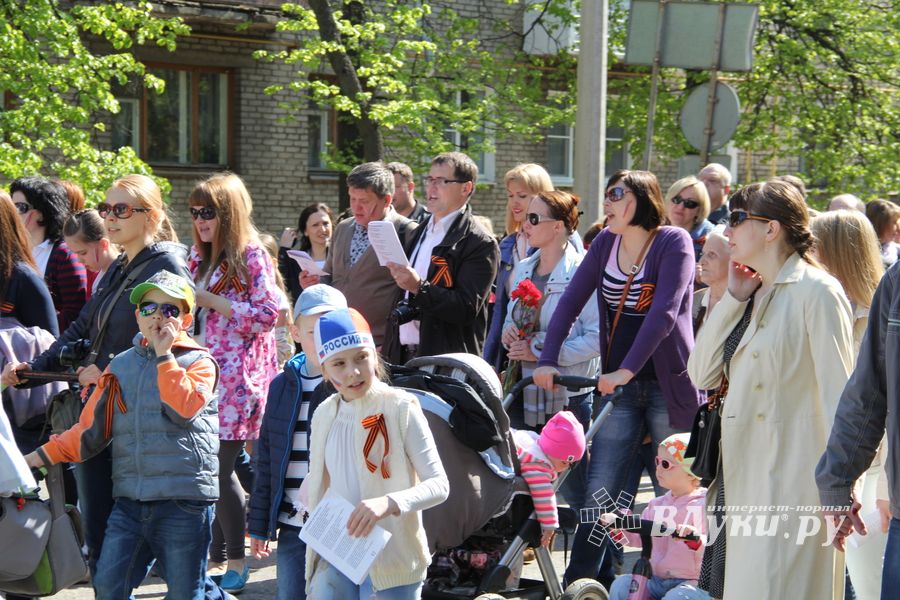 9 мая в Великих Луках. Шествие и салют