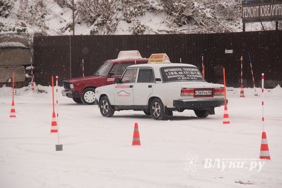 Великолукские автоледи боролись за звание «Леди Виртуоз» (ФОТО)