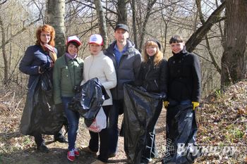 На трудовой субботник вышли представители великолукских СМИ и пресс-службы администрации города (фото)