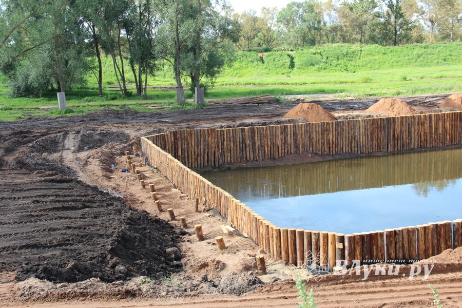 Совсем скоро великолучане смогут гулять по деревянным дорожкам Крепости (ФОТО)