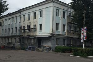 На ул. Некрасова в Великих Луках появился новый асфальт, на здании городской администрации — штукатурка (ФОТО)