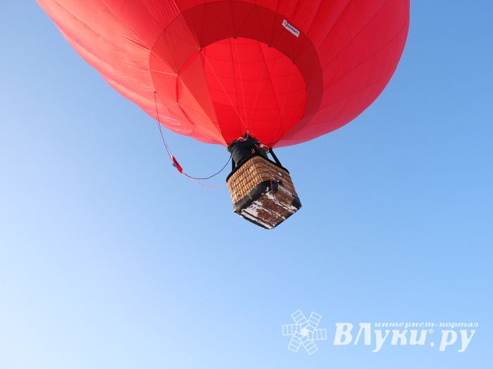 Над Великими Луками взлетели «Яблоки на снегу» (фото)