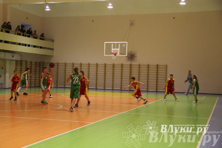 Интересный баскетбольный матч прошел в Великих Луках (фото)