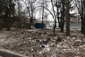 В Великих Луках приводят в порядок территорию Хирургического корпуса больницы (ФОТО)