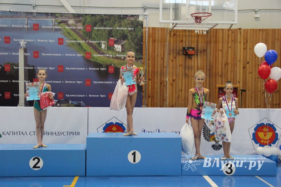 ​В Великих Луках прошли соревнования по художественной гимнастике (ФОТО)
