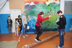 Великолукские школьники попрыгали по «кочкам»