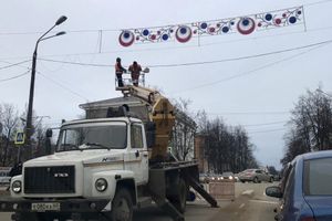 Фотофакт: городские службы вешают световые гирлянды