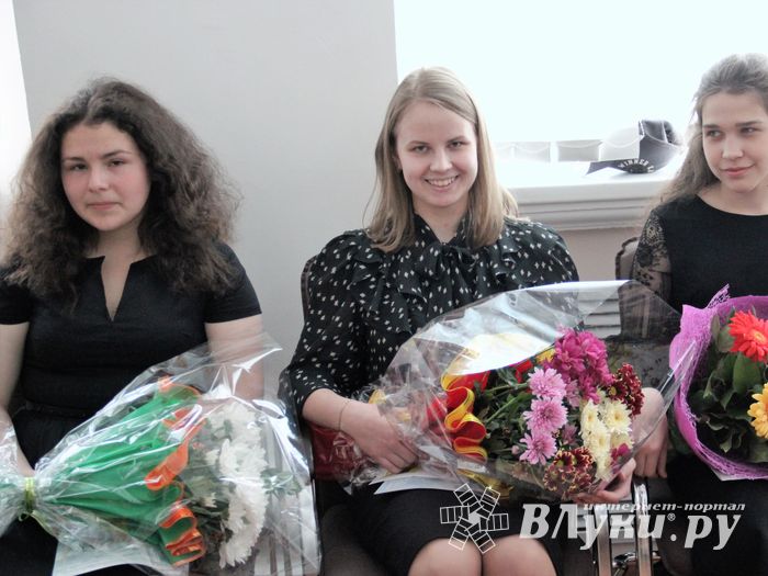 Лучших выпускников Великих Лук наградили «Золотыми парусами» (ФОТО)