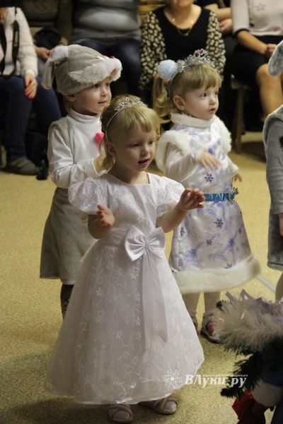 В детских садах Великих Лук полным ходом идут Новогодние утренники