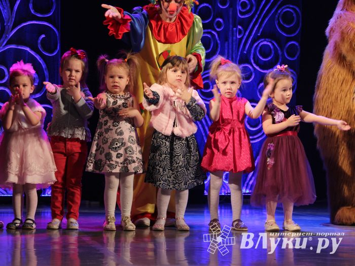 Юные артисты ГДК им. Ленина поздрвили пап с праздником (ФОТО)