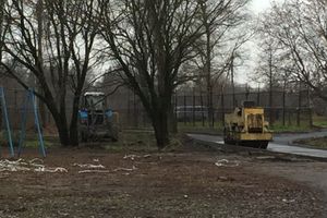 В Великих Луках продолжаются работы по благоустройству о. Дятлинка (фото)