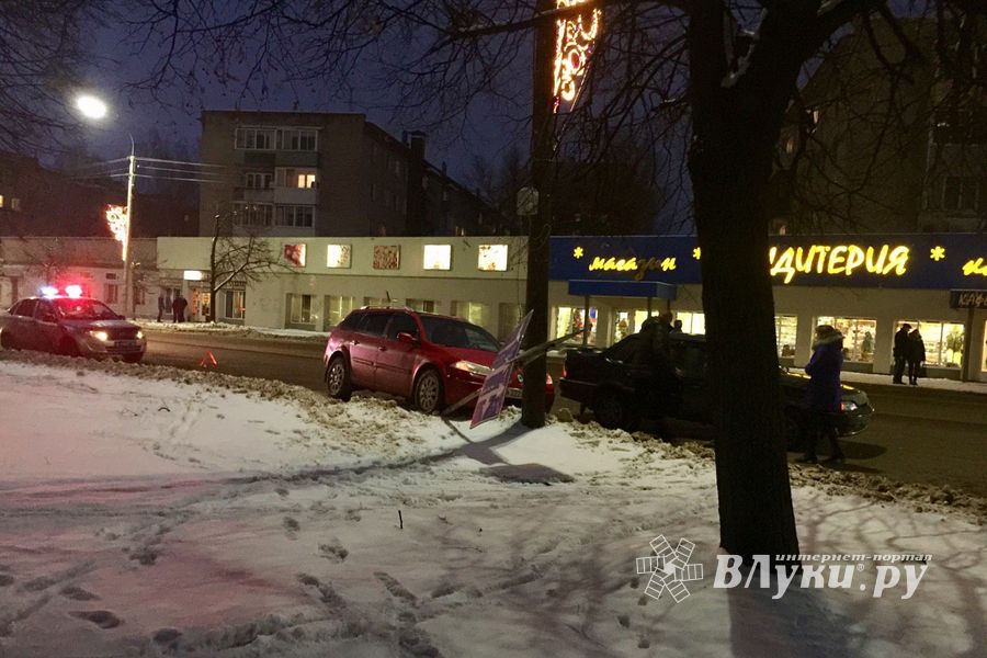 В Великих Луках столкнулись две легковушки и дорожный знак (ФОТО)