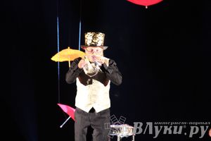 Шоу магических зонтиков и мыльных пузырей увидели юные великолучане