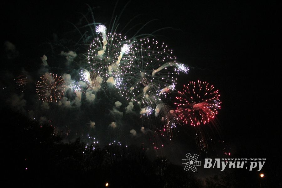 Салют в Великих Луках (ФОТО)