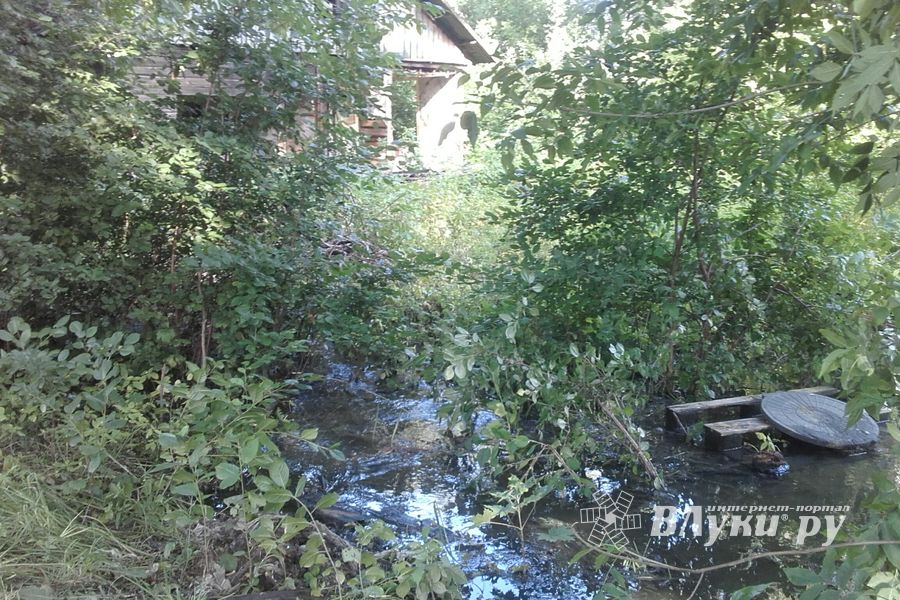 Авария в сетях канализации пока не поддаётся ремонтникам (ФОТО)