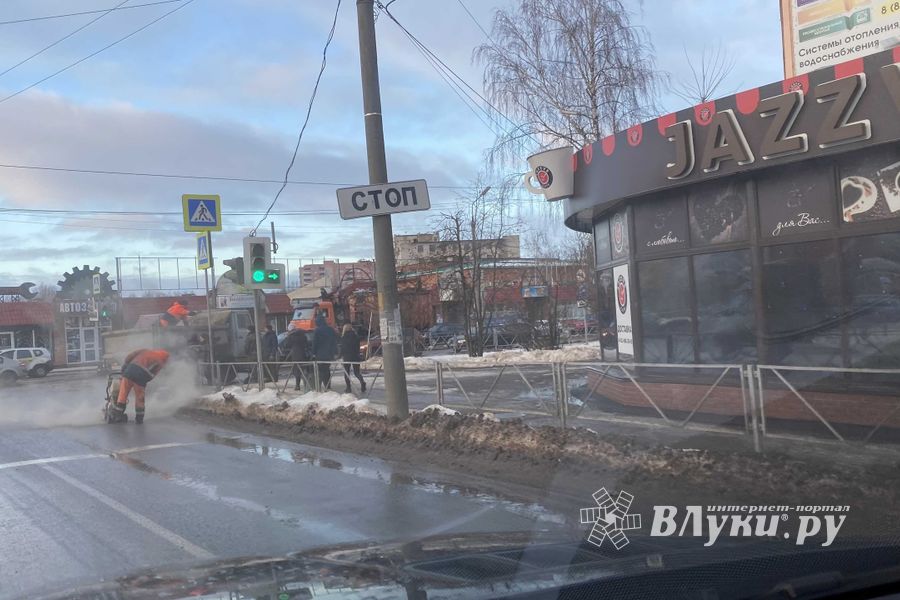 Вниманию великолучан-автомобилистов – проводится ямочный ремонт (ФОТО)