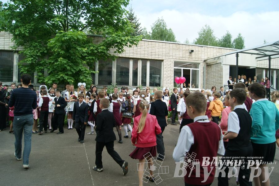 «Последний звонок» в школах Великих Лук