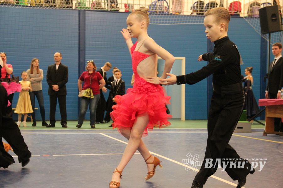 В Великих Луках прошел турнир по спортивным бальным танцам (ФОТО)