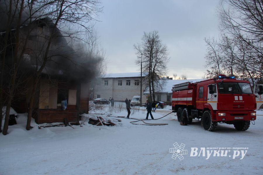 В Великих Луках горел жилой барак (ФОТО)