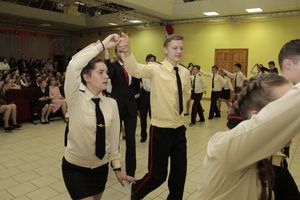 В Великих Луках состоялся кадетско-лицейский бал (ФОТО)