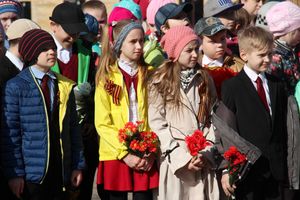 Ученики лицея №11 возложили цветы к могилам Братского кладбища (ФОТО)