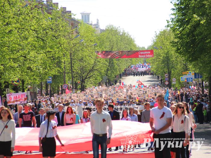 По центральному проспекту Великих Лук прошёл  «Бессмертный полк» (0+) (ФОТО)