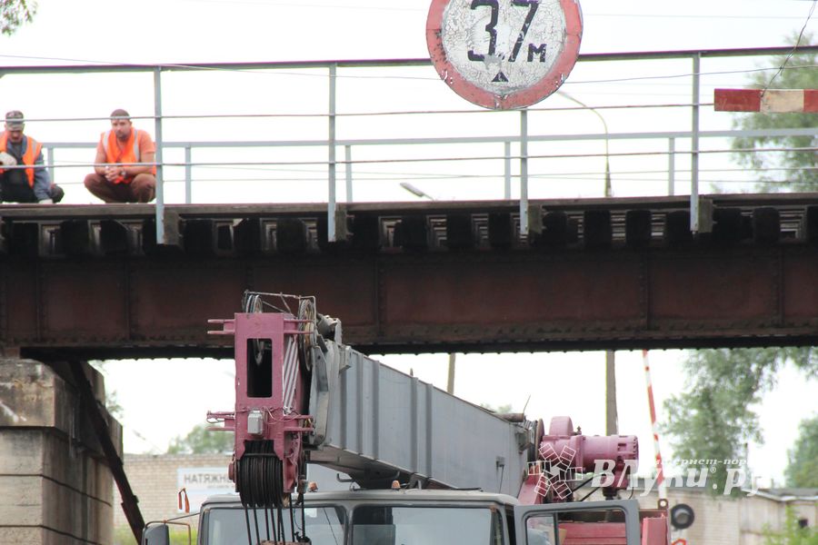 В Великих Луках движение по одной из полос под ж/д путепроводом Лазавица закрыто (ФОТО)