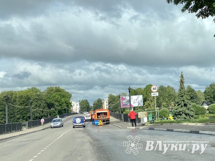 На центральном мосту затруднено движение (ФОТО)