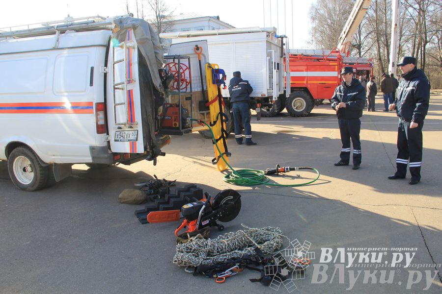 В центре Великих Лук спасатели продемонстрировали свою технику (ФОТО)