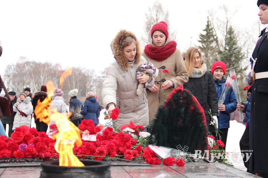 У Вечного огня в Великих Луках прошёл торжественный митинг (фото)