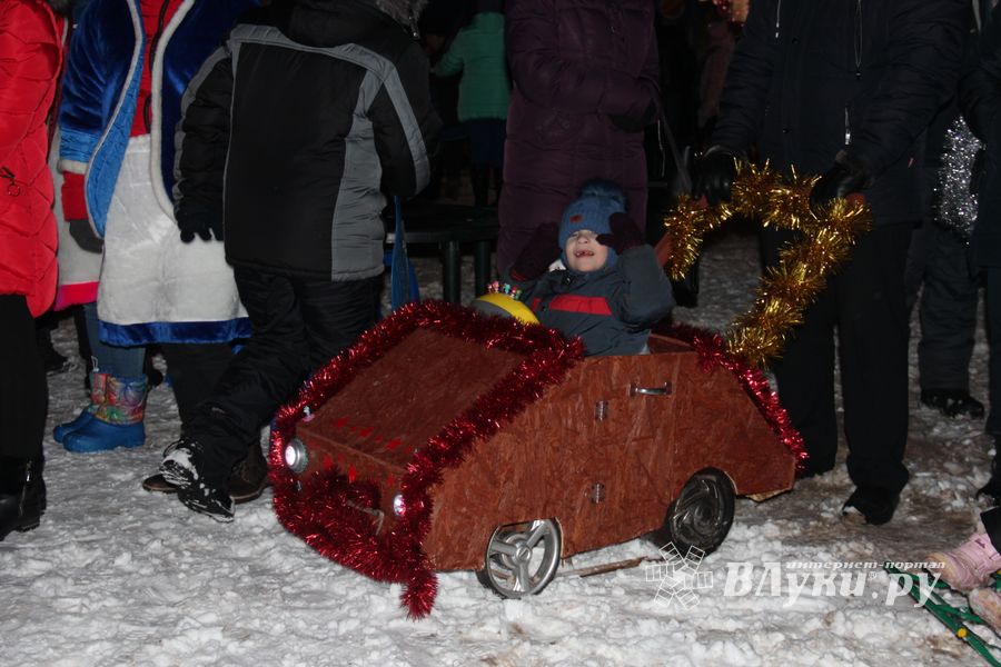 В Великих Луках зажглась новогодная ёлка (ФОТО)