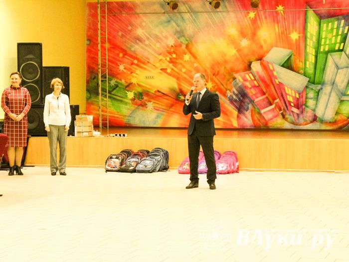 В Великих Луках первоклассники из малоимущих семей стали обладателями новых школьных портфелей (ФОТО)