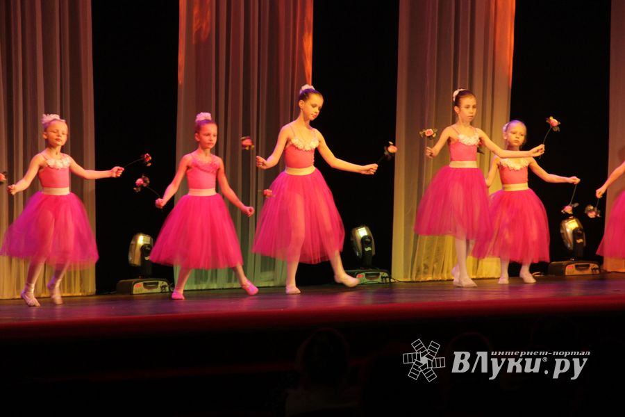 В Великих Луках прошел концерт, посвященный дню освобождения города (фото)