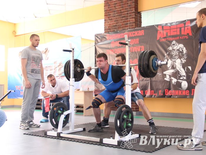 В Великих Луках прошел открытый городской турнир по пауэрлифтингу (фото)