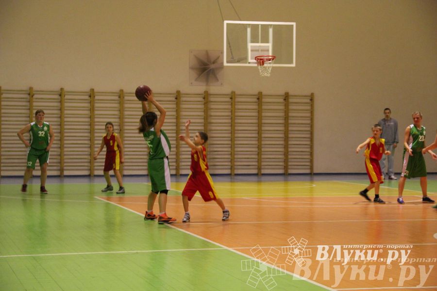 Интересный баскетбольный матч прошел в Великих Луках (фото)