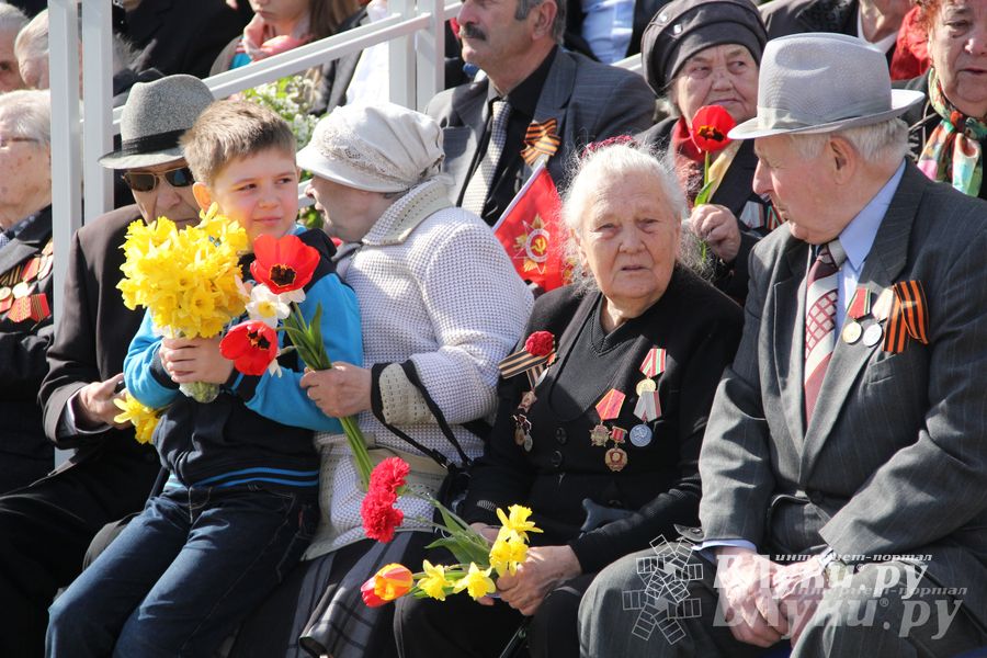 Парад Победы в Великих Луках (фото)