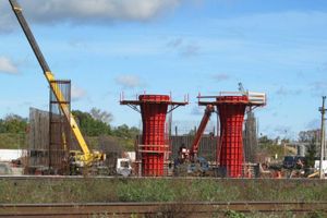 В Великих Луках продолжается строительство автодорожного путепровода через железную дорогу (ФОТО)