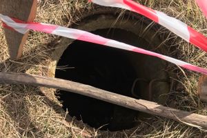 Великолучане обеспокоены появлением опасной дыры возле школы № 13 (ФОТО)